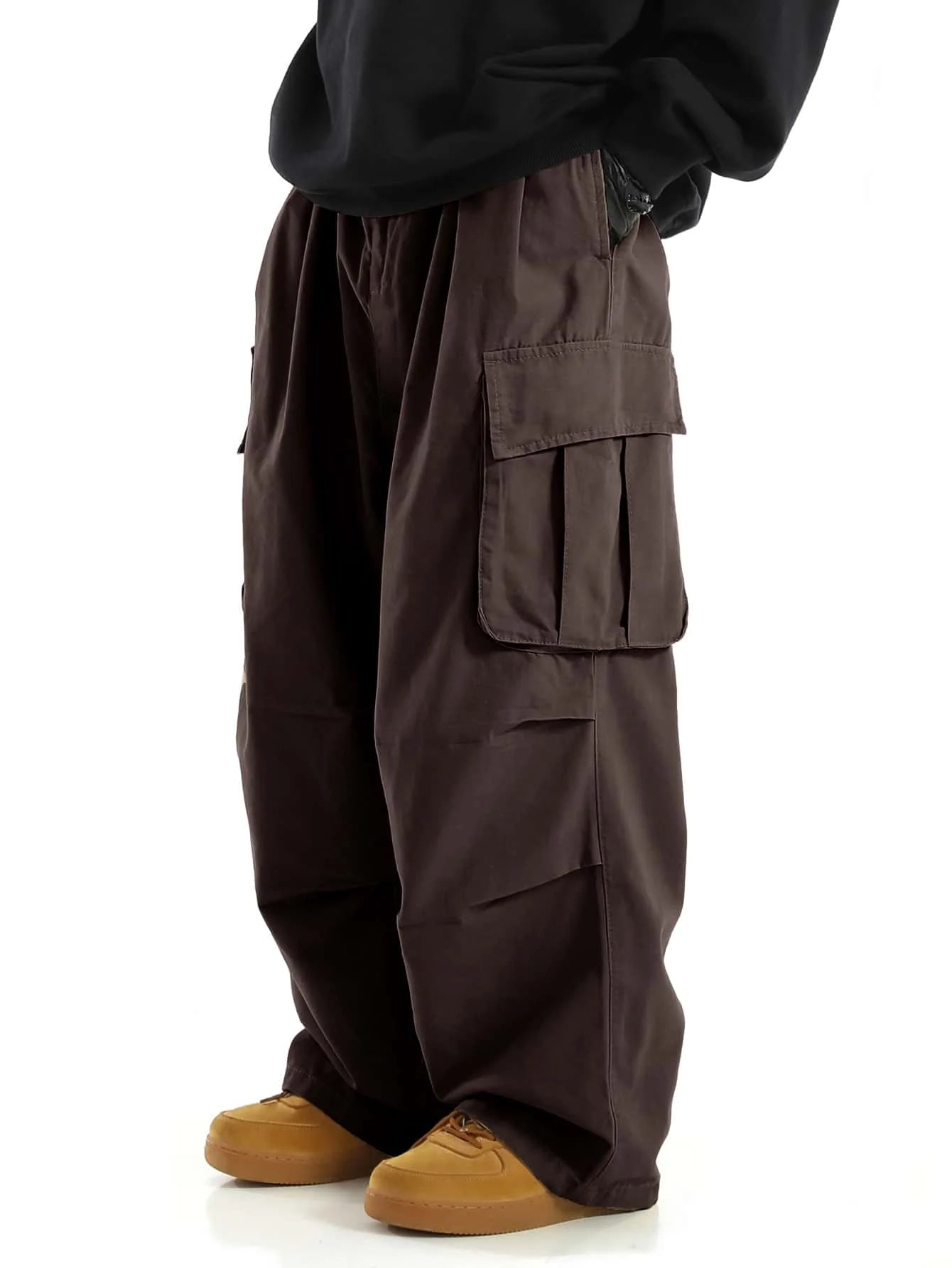 Pantalones cargo con bolsillos con solapa y diseño clásico