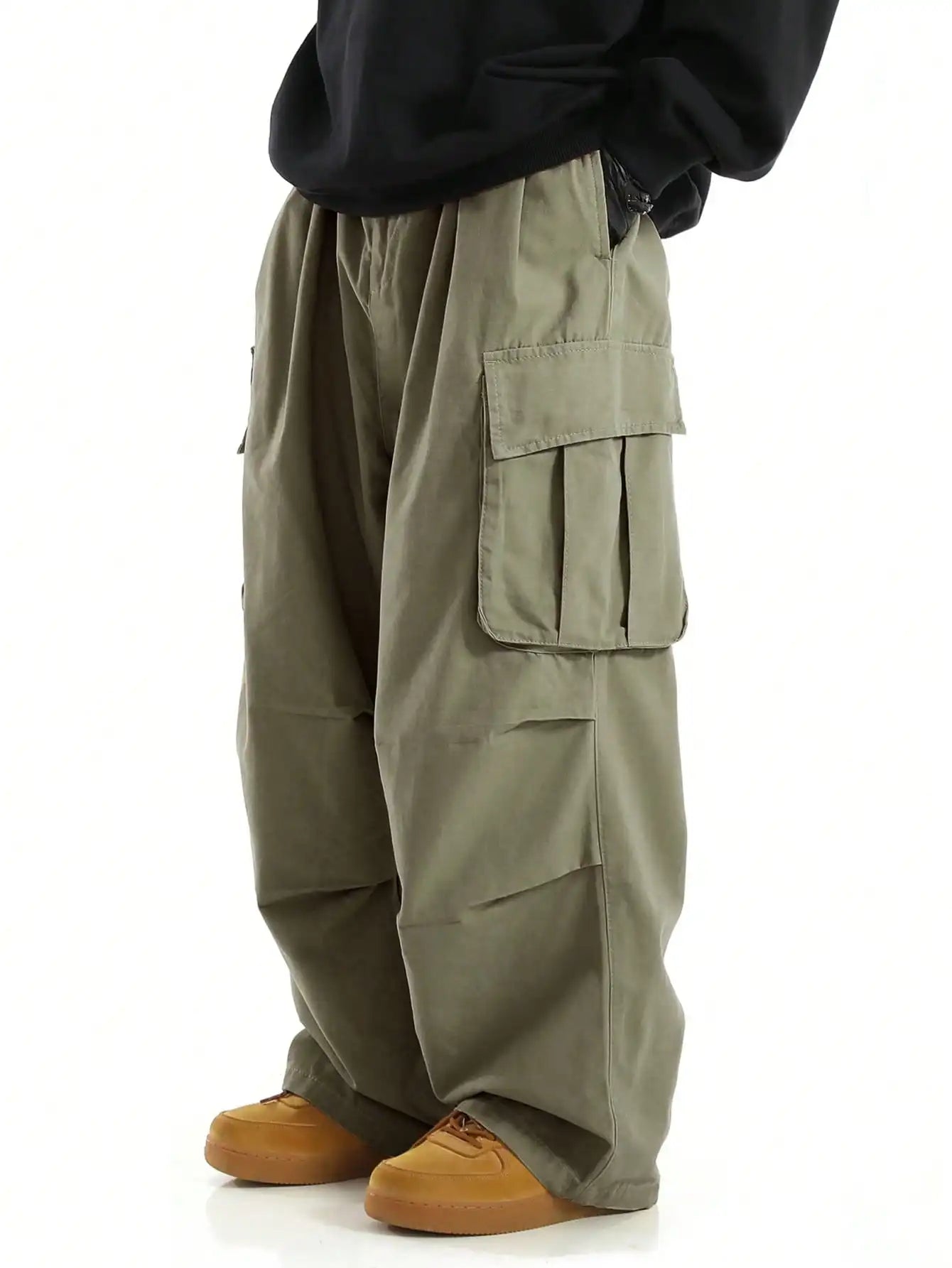 Pantalones cargo con bolsillos con solapa y diseño clásico