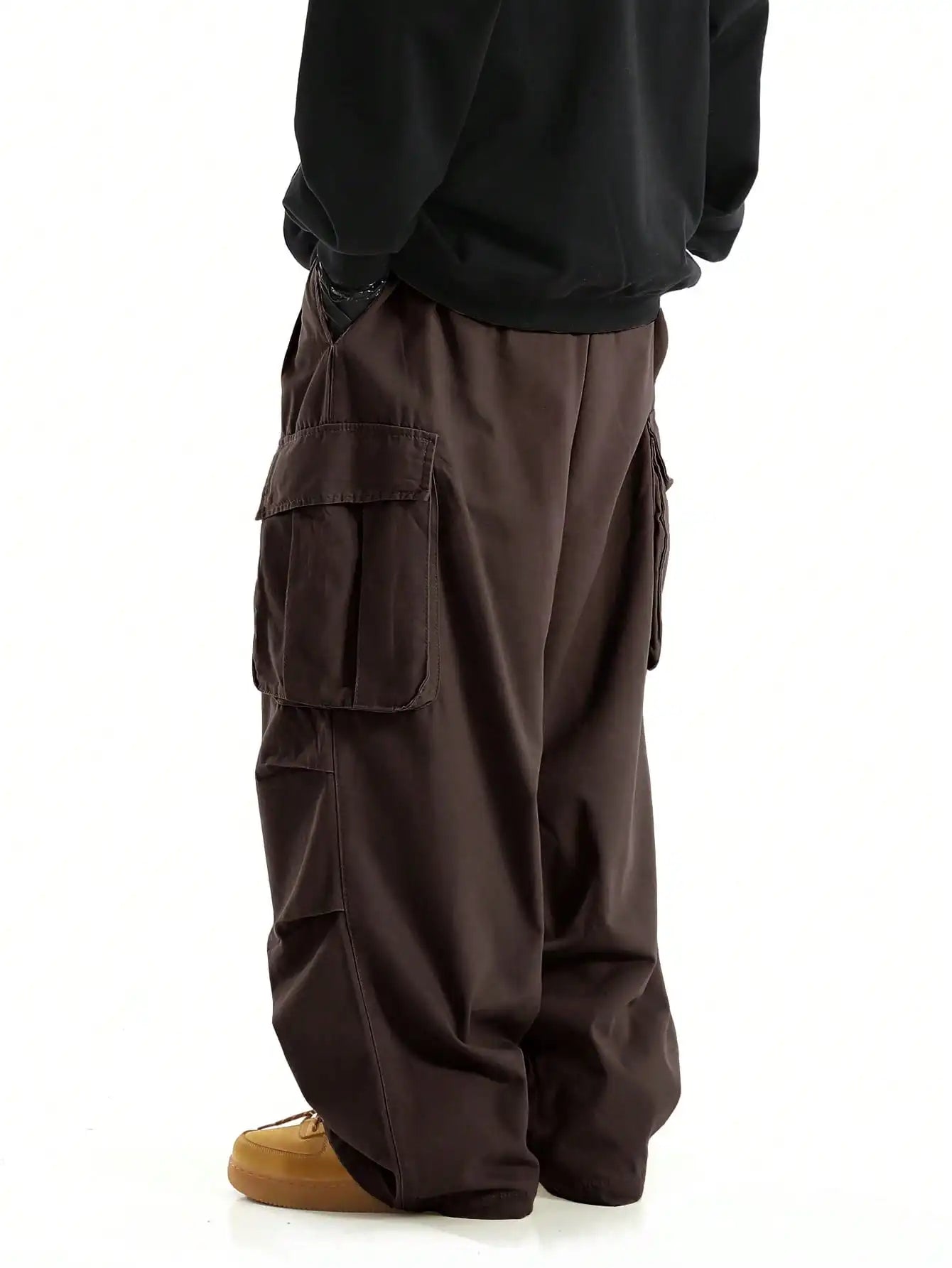 Pantalones cargo con bolsillos con solapa y diseño clásico