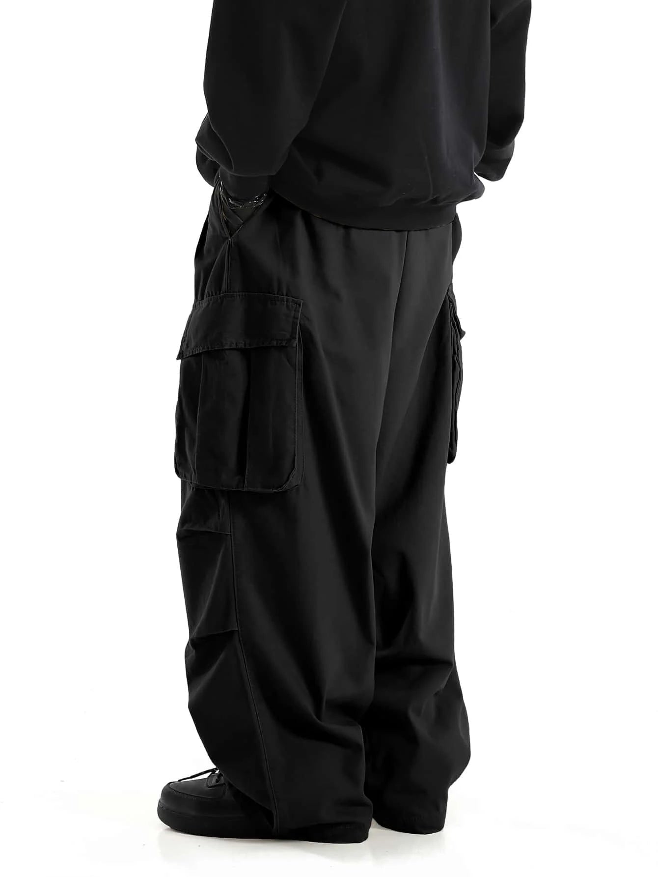 Pantalones cargo con bolsillos con solapa y diseño clásico