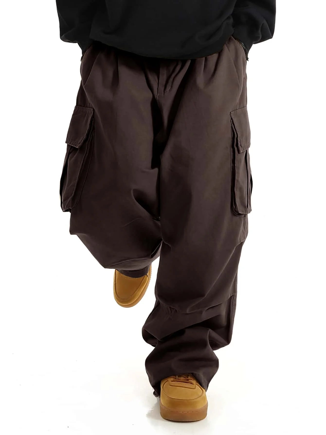 Pantalones cargo con bolsillos con solapa y diseño clásico