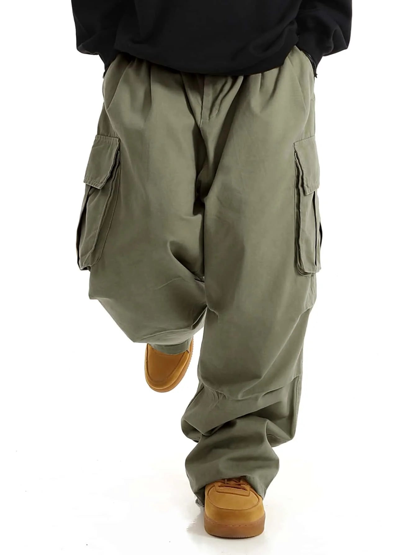 Pantalones cargo con bolsillos con solapa y diseño clásico