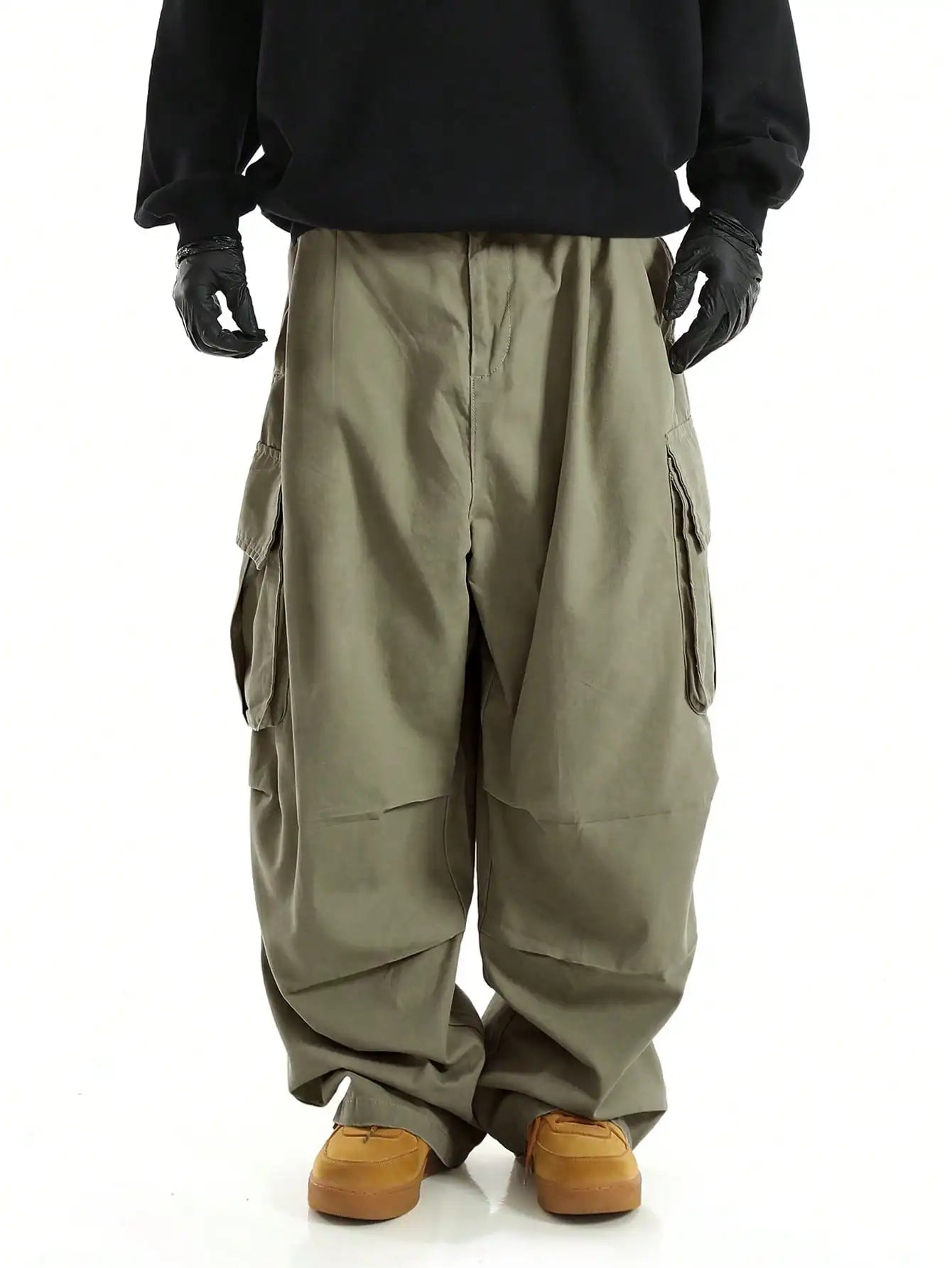 Pantalones cargo con bolsillos con solapa y diseño clásico