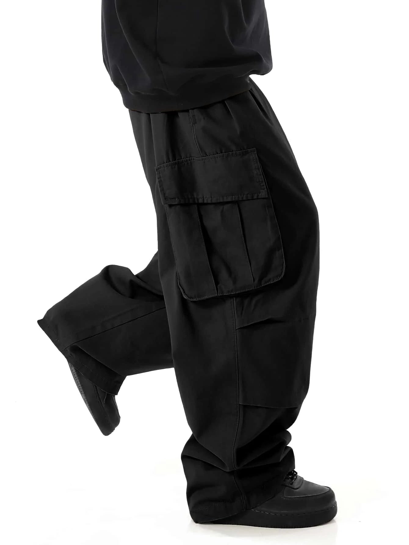 Pantalones cargo con bolsillos con solapa y diseño clásico