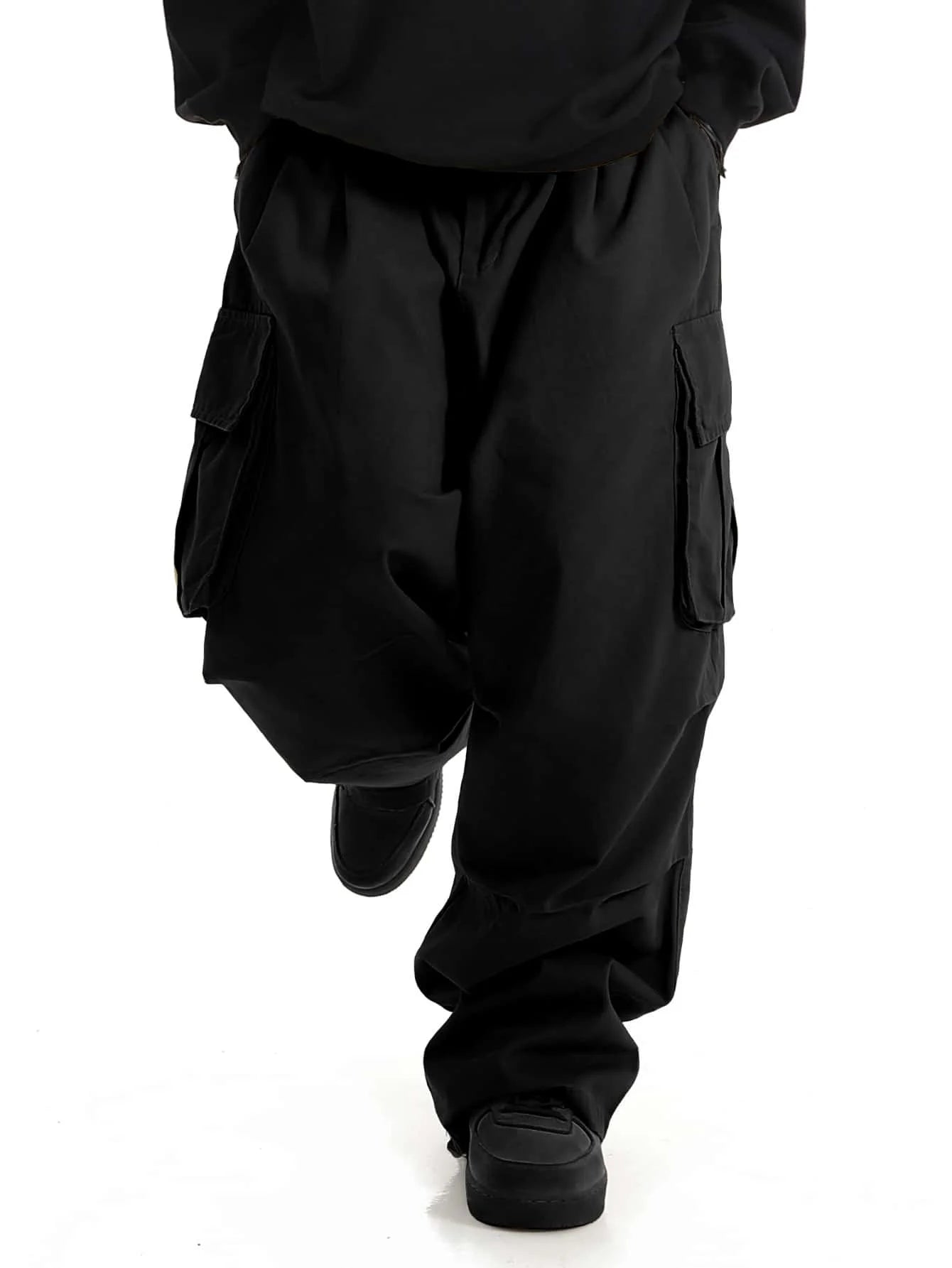 Pantalones cargo con bolsillos con solapa y diseño clásico