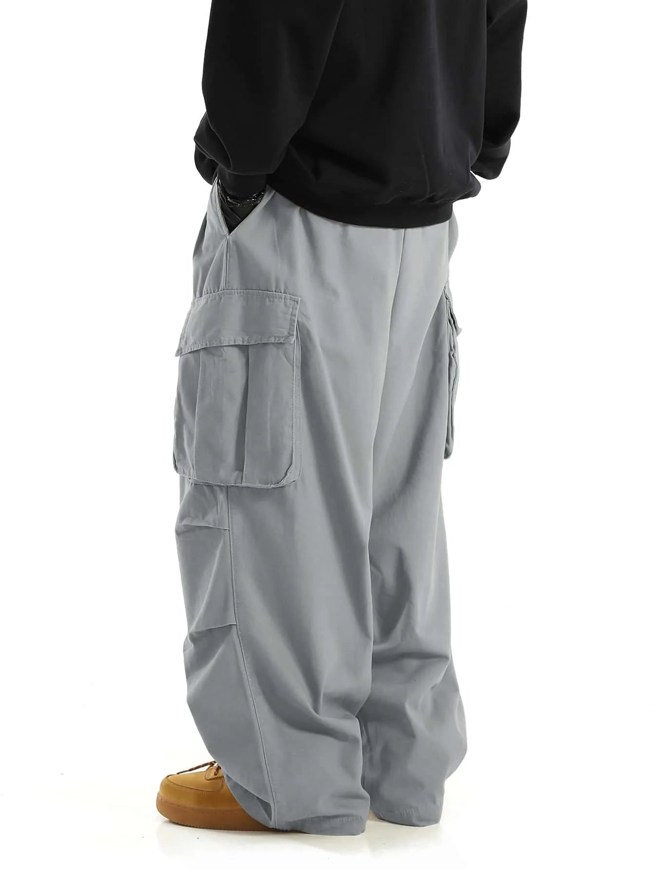 Pantalones cargo con bolsillos con solapa y diseño clásico