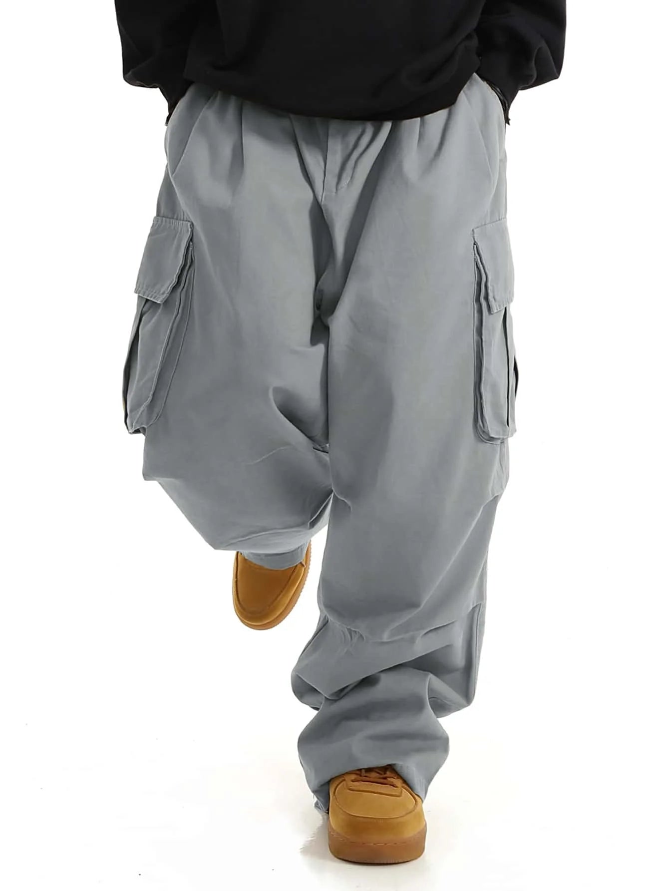 Pantalones cargo con bolsillos con solapa y diseño clásico