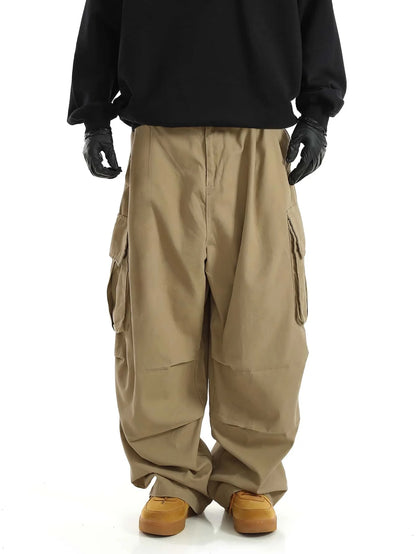 Pantalones cargo con bolsillos con solapa y diseño clásico