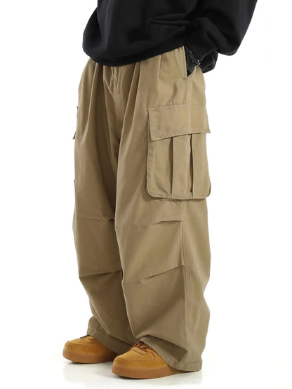 Pantalones cargo con bolsillos con solapa y diseño clásico